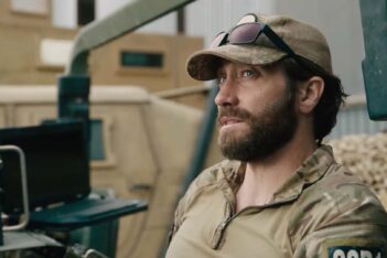 gambar Jake Gyllenhaal di film guy ritchie's the covenant (2023)