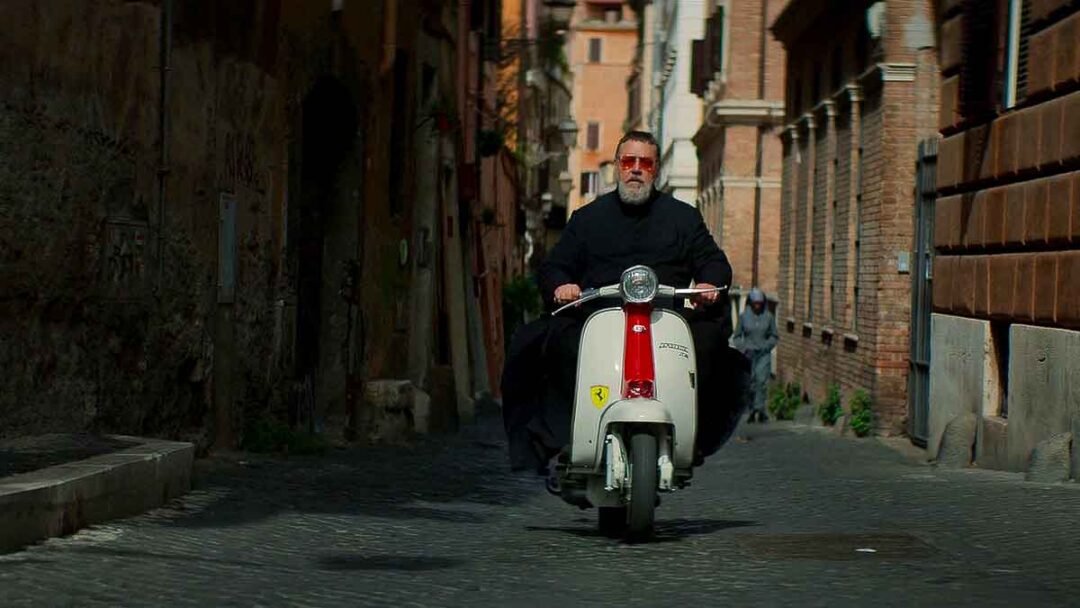 gambar russel crowe sebagai pastor gabriel amroth di film the pope's exorcist