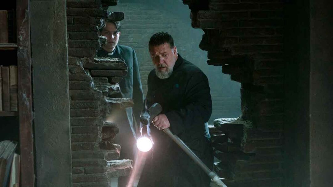 gambar pastor amorth di film the pope's exorcist