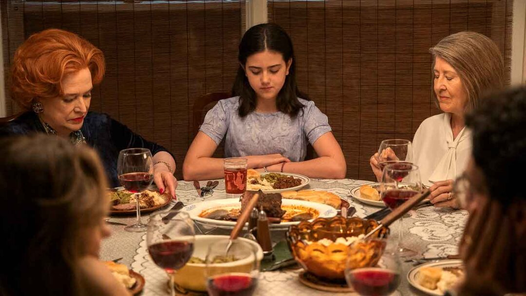 gambar margaret makan malam dengan kedua neneknya di film are you there god it's me margaret