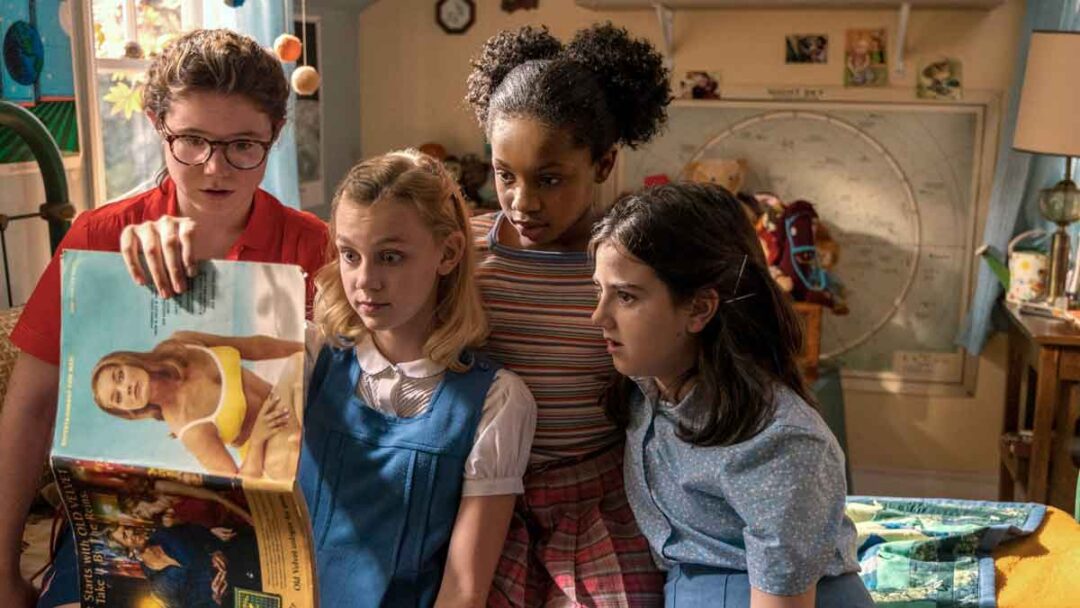 gambar margaret dan teman-temannya lihat majalah playboy di film are you there god? it's me, margaret