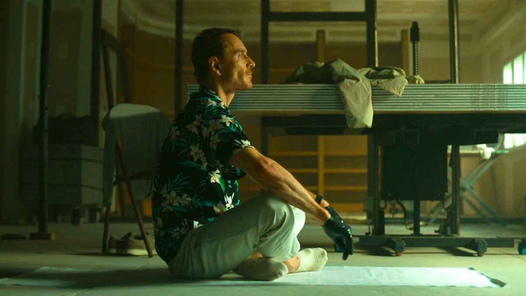 gambar michael fassbender sedang yoga di film the killer