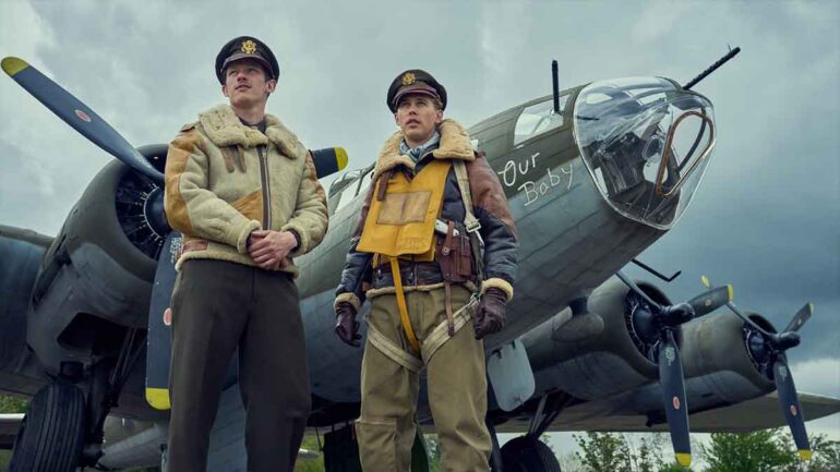 gambar Callum Turner dan Austin Butler dari serial masters of the air di apple tv plus