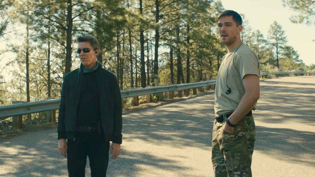 gambar aidan gillen dan nicholas hoult di film those who wish me dead