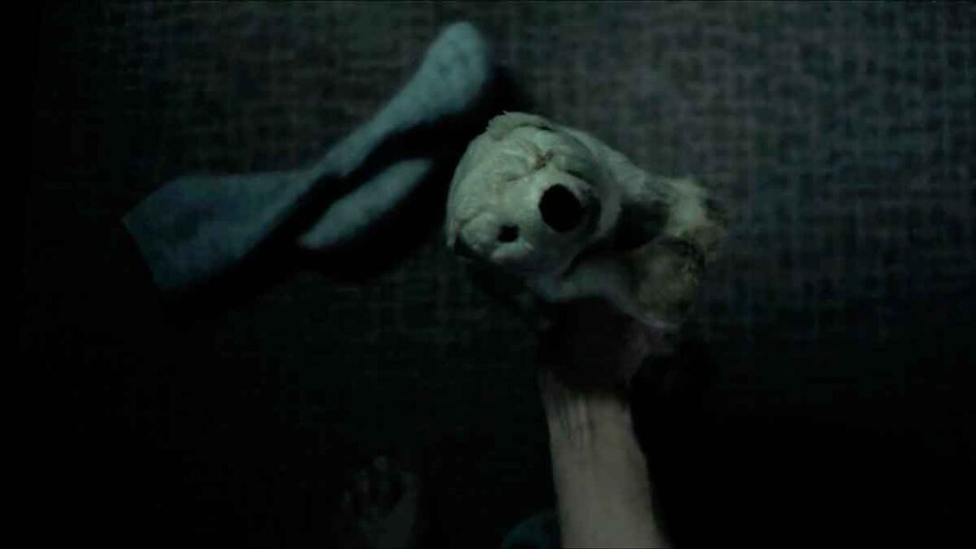 gambar boneka beruang bermata satu di true detective night country