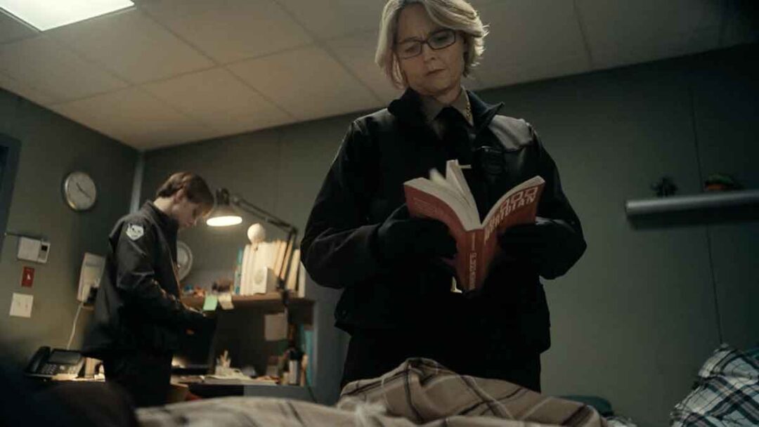 gambar buku blood meridian di serial true detective season 4 episode 1
