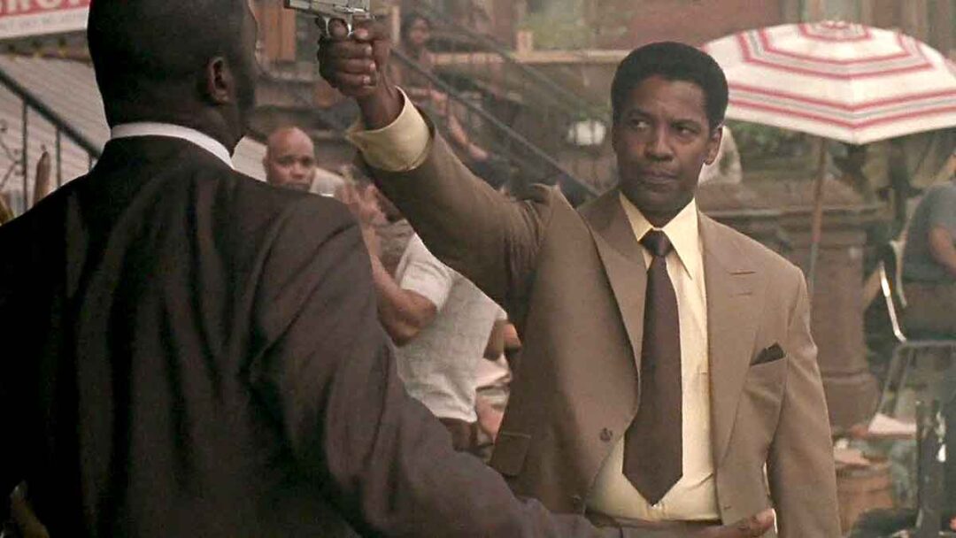 foto adegan di salah satu film denzel washington yang berjudul american gangster