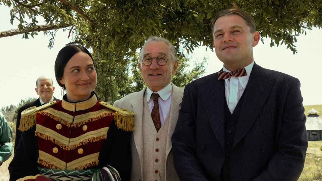 foto lily gladstone, rober de niro, dan leonardo dicaprio di film killers of the flower moon