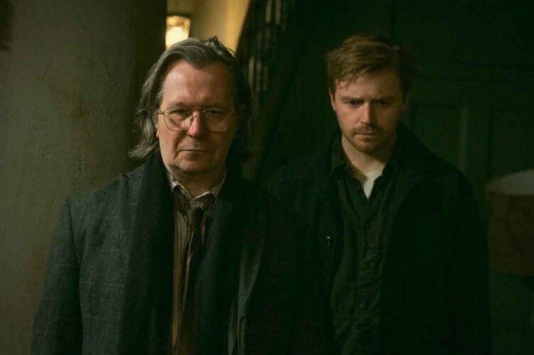 gambar gary oldman dan jack lowden di serial slow horses