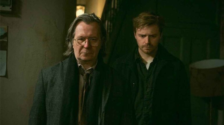 gambar gary oldman dan jack lowden di serial slow horses