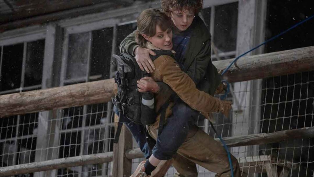 Gambar hannah dan connor kabur dari menara pengawas di film Those Who Wish Me Dead