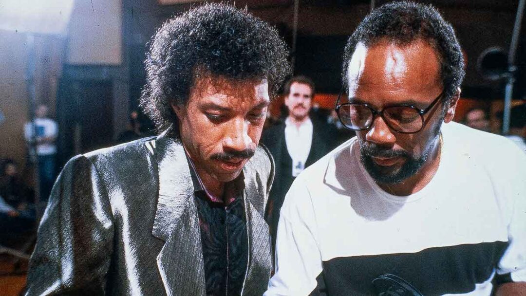 gambar lionel ritchie dan quincy jones di film dokumenter the greatest night in pop