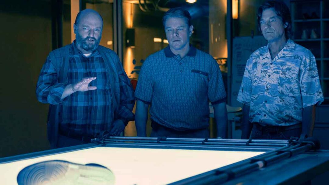 gambar matthew maher, matt damon, dan jason bateman melihat prototipe sepatu air jordan di film air