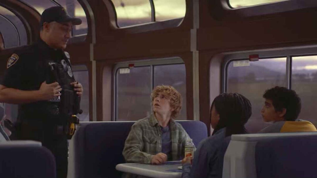 gambar percy, annabeth, dan grover ditanya polisi di atas kereta di serial percy jackson episode 4