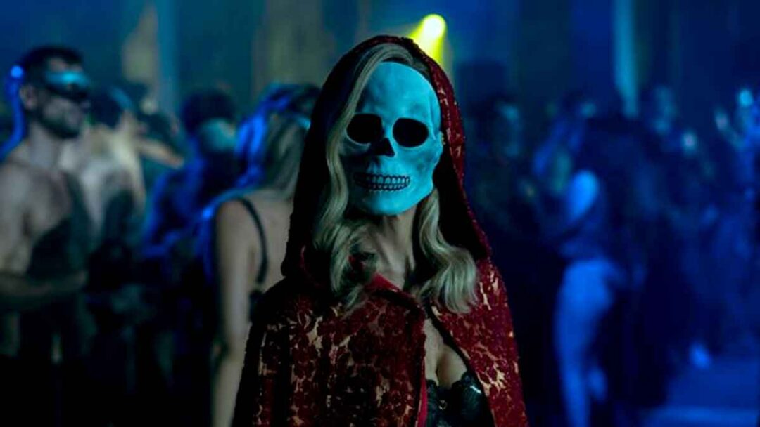 gambar sosok misterius di pesta prospero di serial the fall of the house of usher