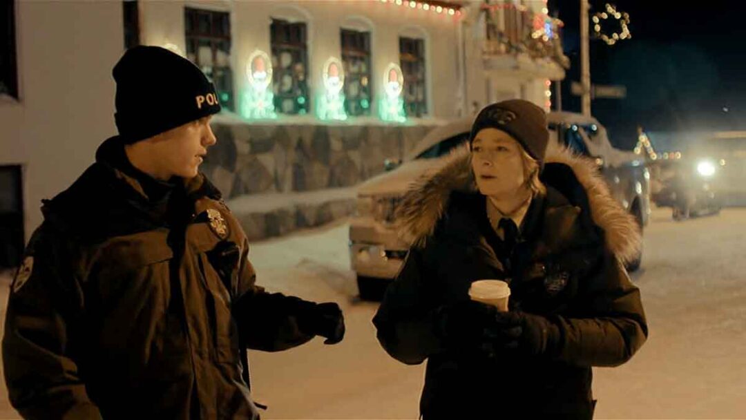 gambar tokoh peter prior dan liz danvers di serial true detective night country episode 2