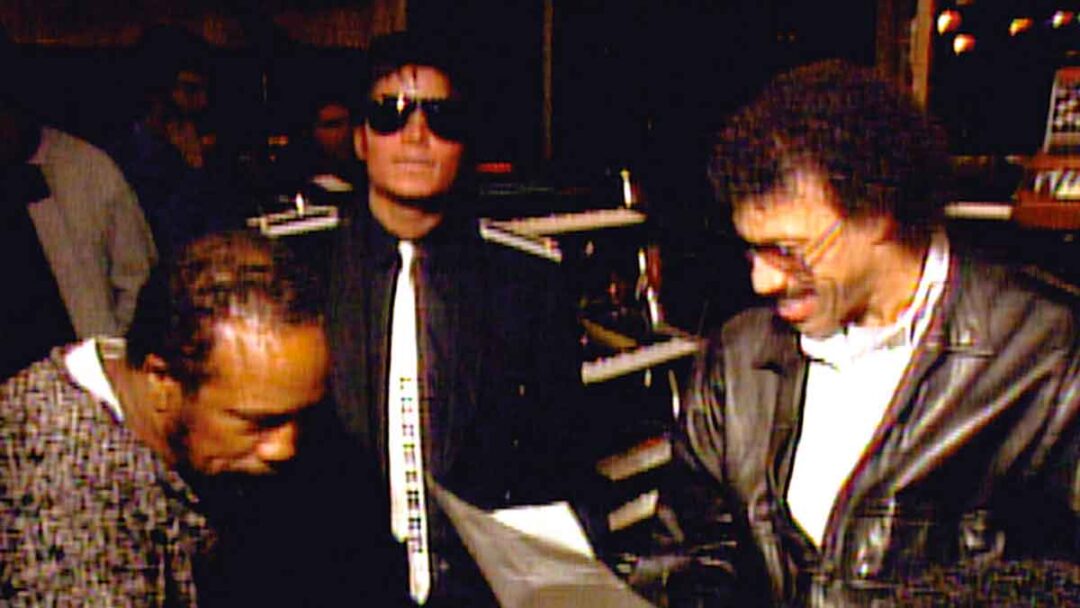 gambar quincy jones, michael jackson, dan lionel ritchie di film dokumenter the greatest night in pop