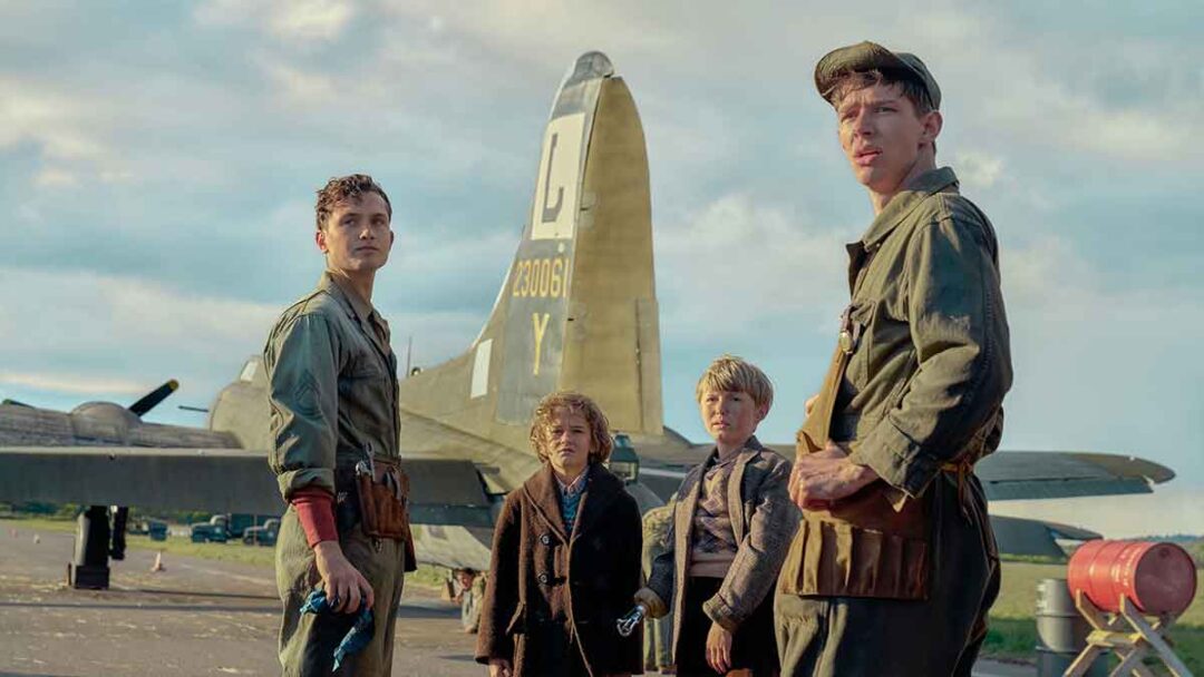 gambar rafferty law dan samuel jordan di serial masters of the air