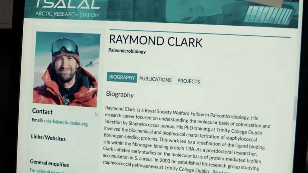 gambar biografi tokoh raymond clark di true detective night country