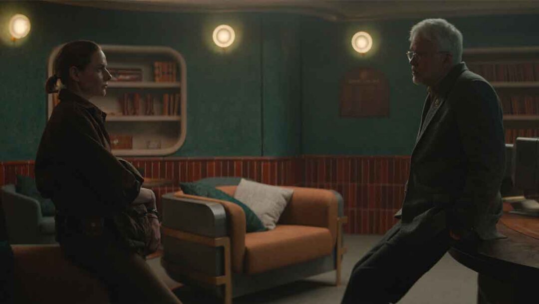 foto rebecca ferguson dan tim robbins di serial silo
