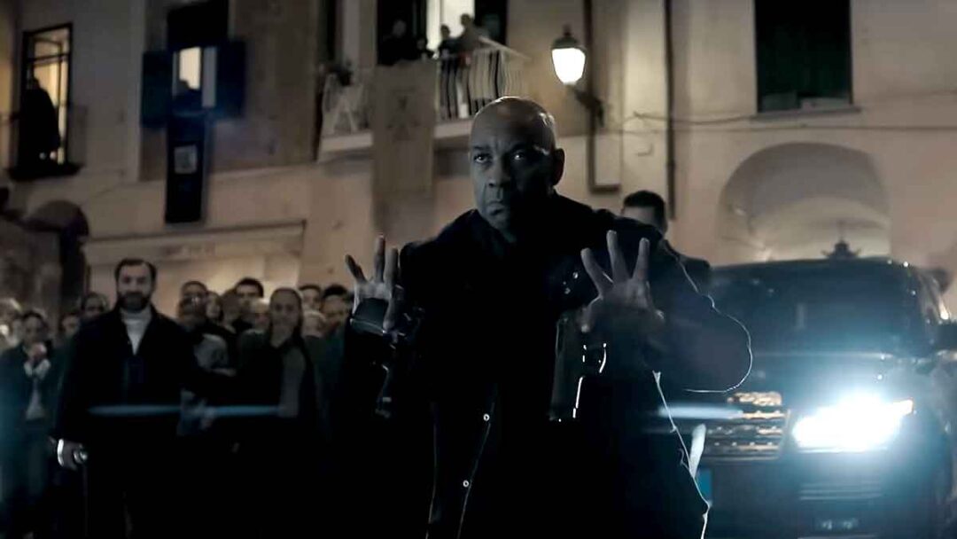 foto tokoh robert mccall menyerahkan senjata di film the equalizer 3
