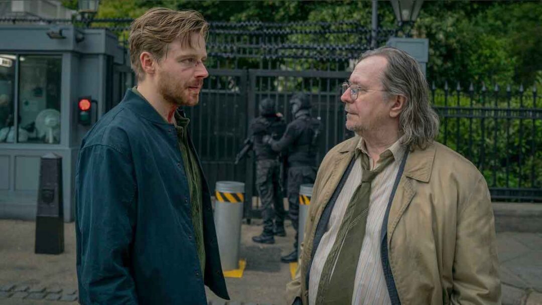 gambar jack lowden dan gary oldman di serial apple tv+ berjudul slow horses