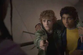 gambar percy jackson memberi pedang ke annabeth di serial percy jackson episode 4