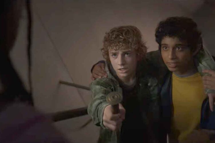 gambar percy jackson memberi pedang ke annabeth di serial percy jackson episode 4