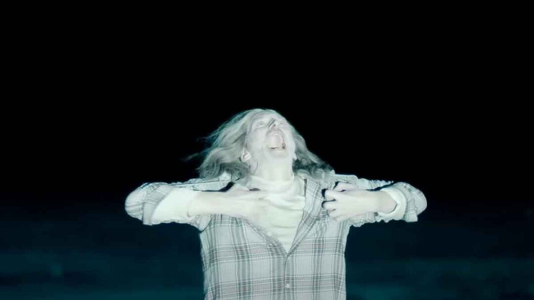 sosok travis di true detective night country