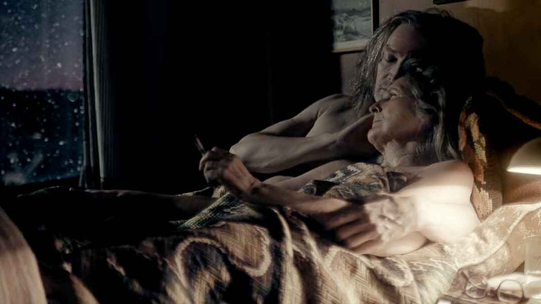 gambar tokoh travis dan rose dari serial true detective night country episode 2