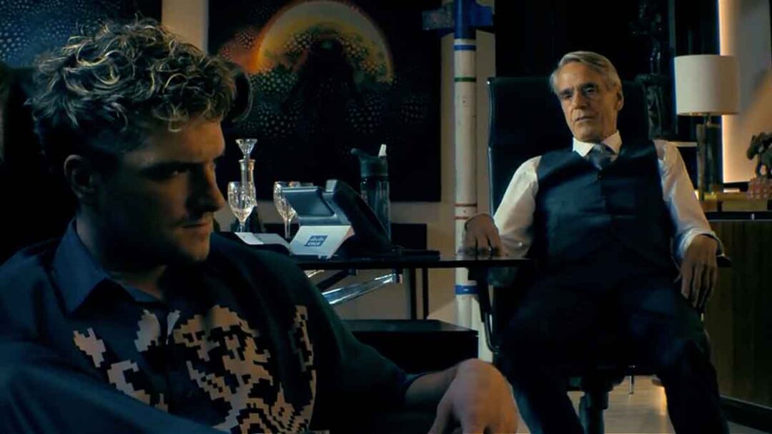 foto Josh Hutcherson dan Jeremy Irons di film The Beekeeper