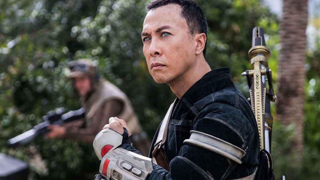 donnie yen sebagai chirrut imwe di film Rogue One: A Star Wars Story (2016)