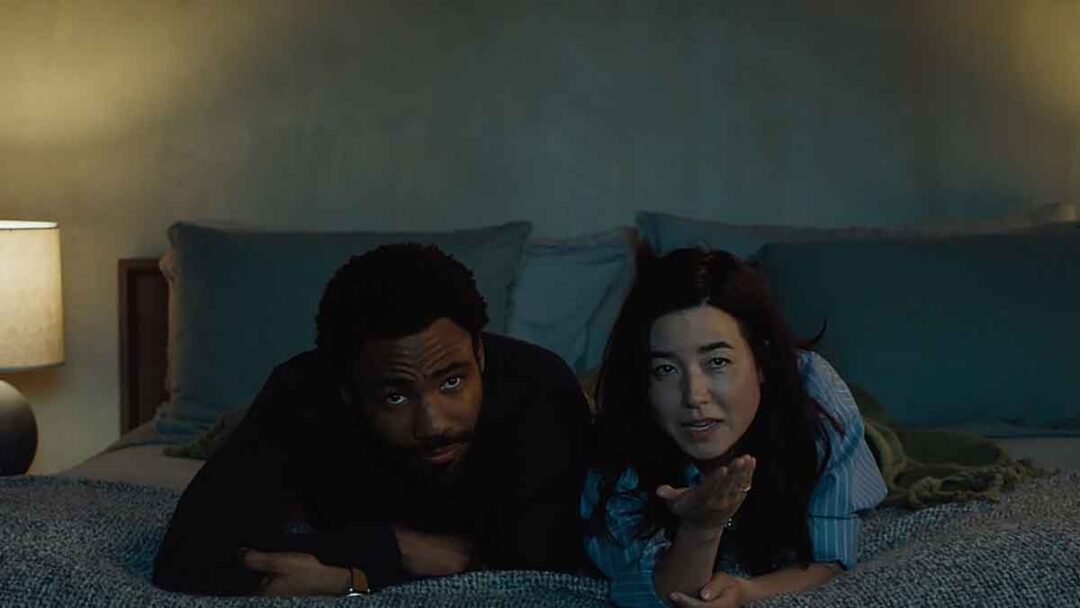 gambar donald glover dan maya erskine di serial mr & mrs smith