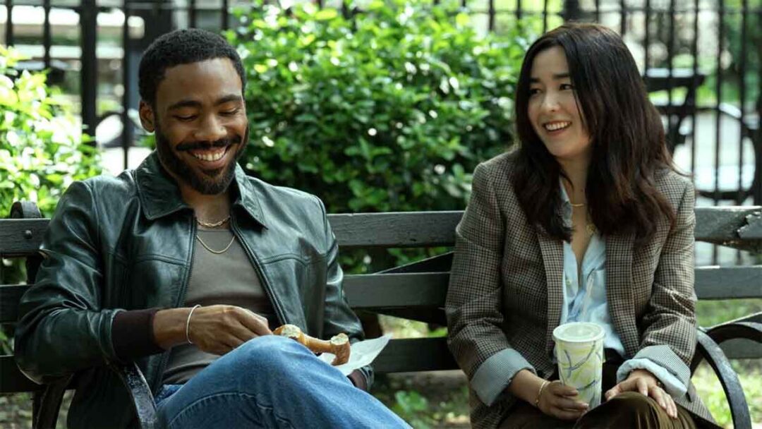 gambar donald glover dan maya erskine sebagai karakter utama serial mr & mrs smith