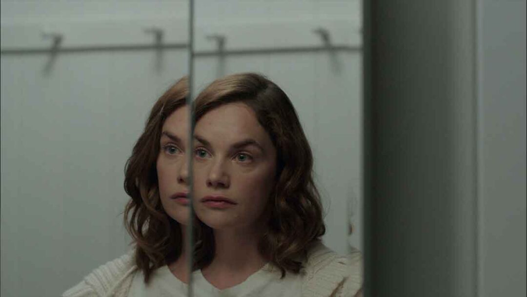 adegan film I Am The Pretty Thing That Lives In The House (2016)