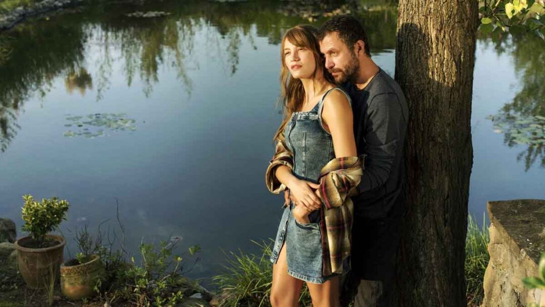 adegan film Ikimizin Yerine