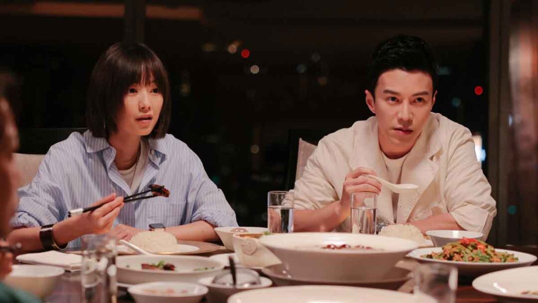 adegan makan malam imlek di film reunion dinner