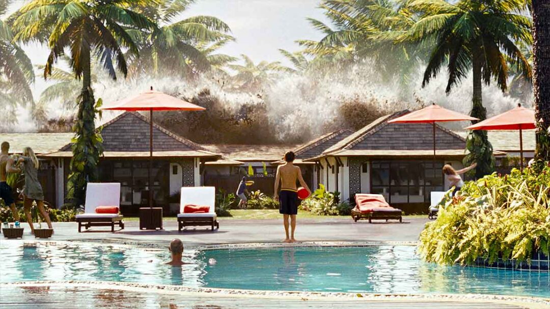 adegan film bencana alam tsunami yang berjudul the impossible