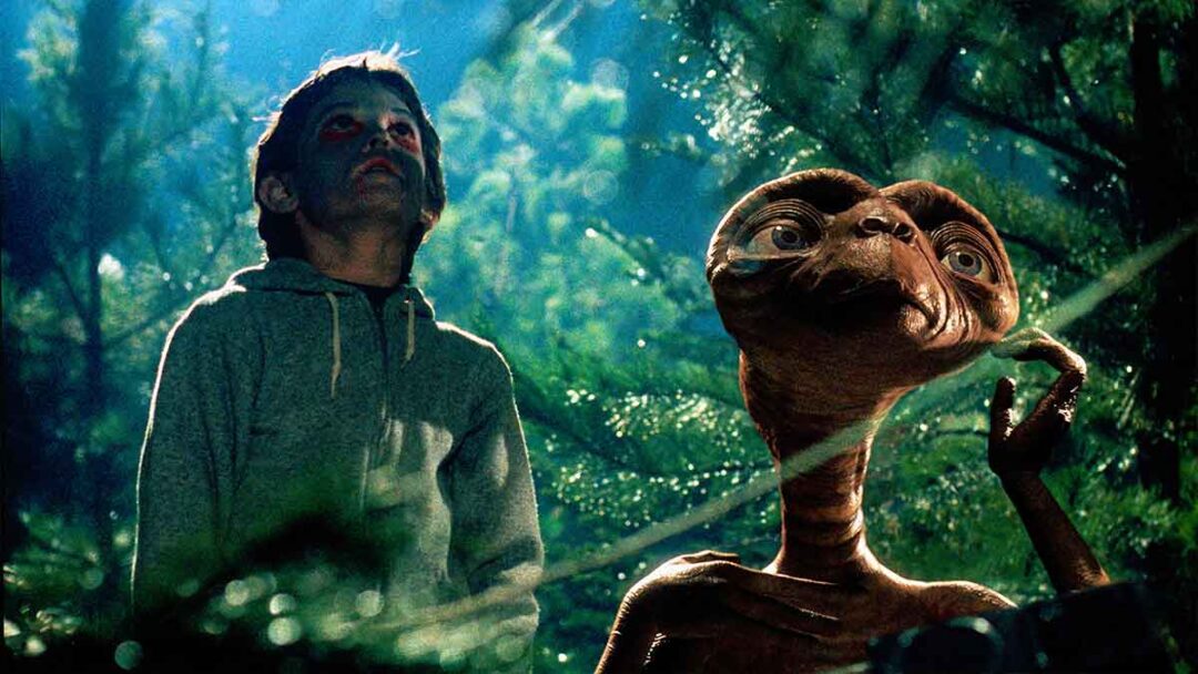 adegan film keluarga legendaris E.T. the Extra-Terrestrial (1982)