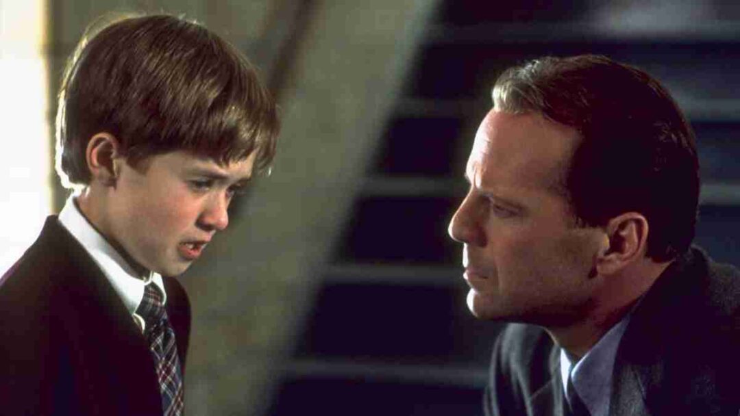 gambar ahley joel osmond dan bruce willis di film hantu The Sixth Sense