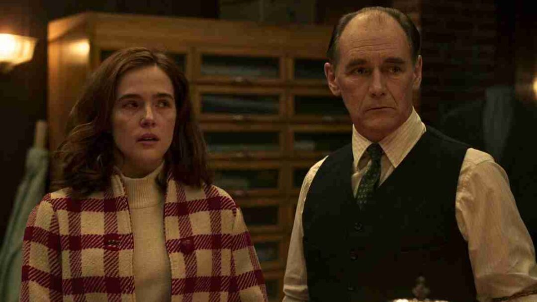 Zoey Deutch dan mark rylance di film the outfit