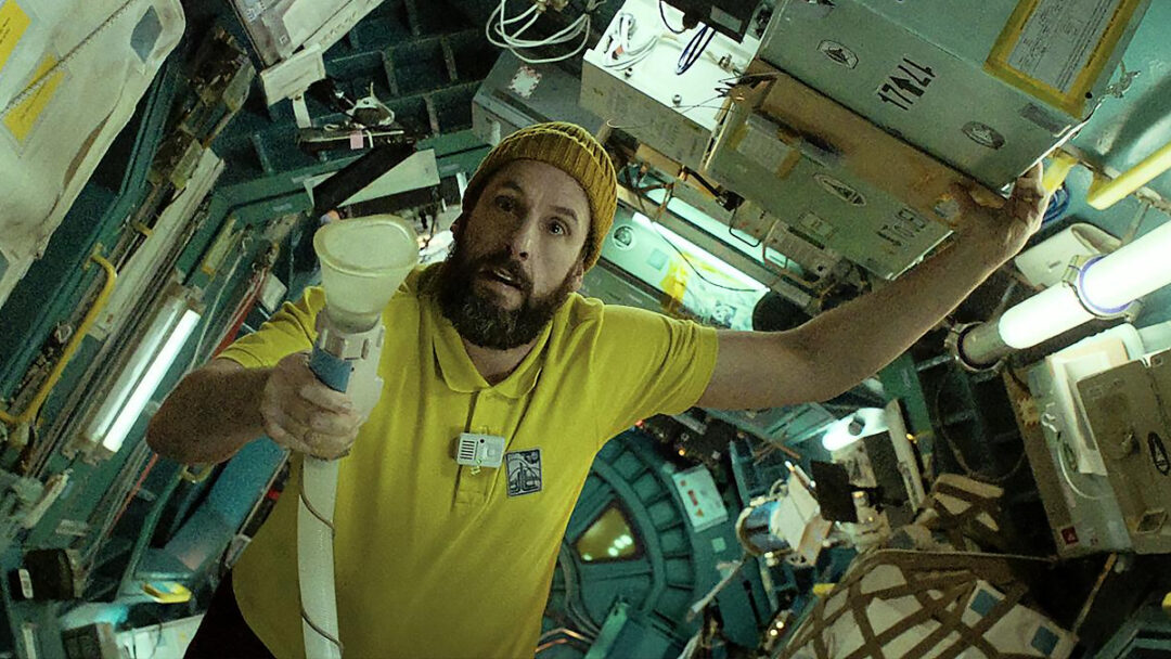 adam sandler sebagai jakub di film spaceman di netflix