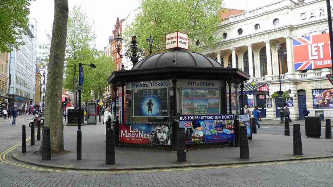 gambar loket penjualan tiket bioskop di charing cross london