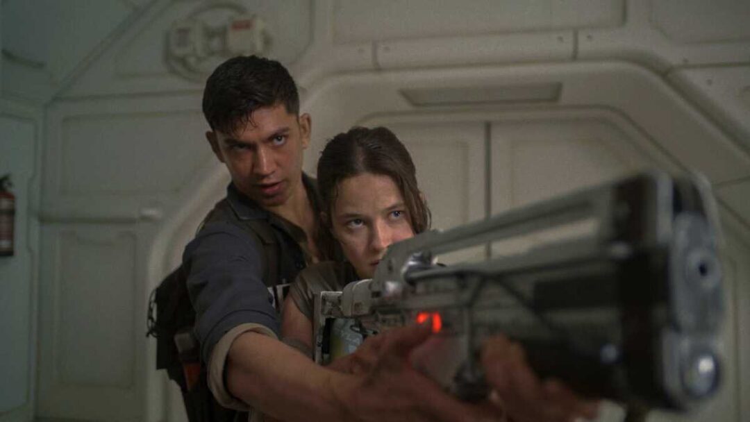 gambar Archie Renaux dan Cailee Spaeny di film Alien: Romulus
