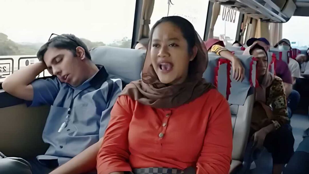 gambar adegan film komeedi indonesia di netflix yang berjudul Bu Tejo Sowan Jakarta