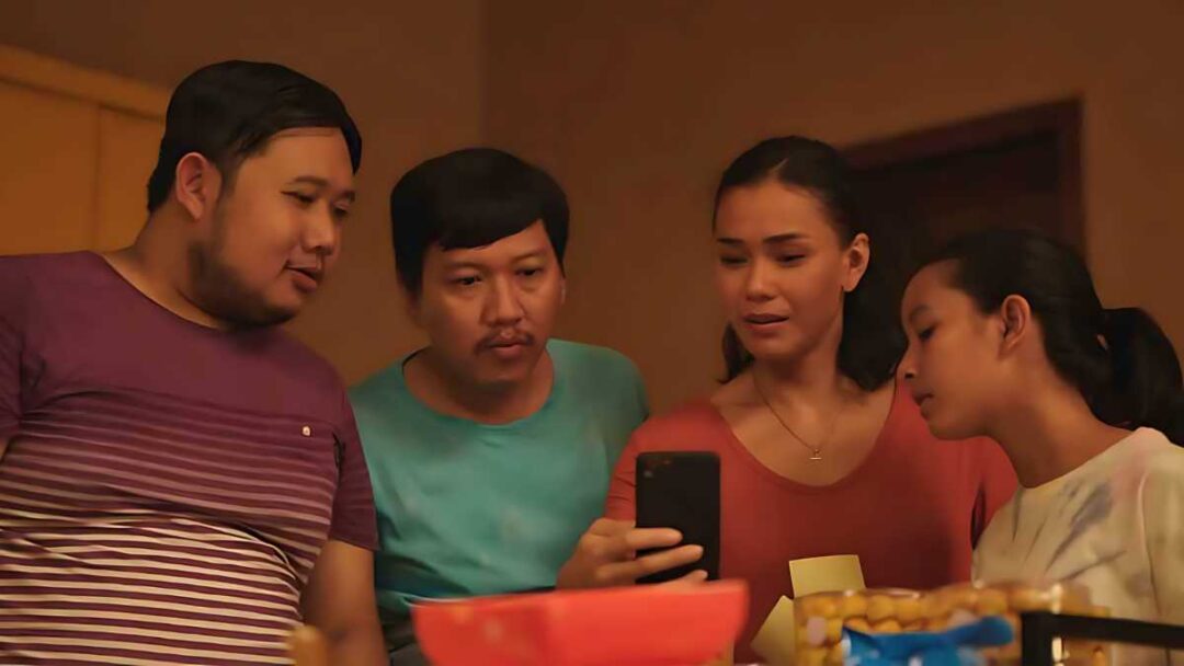 gambar adegan film Cek Toko Sebelah 2