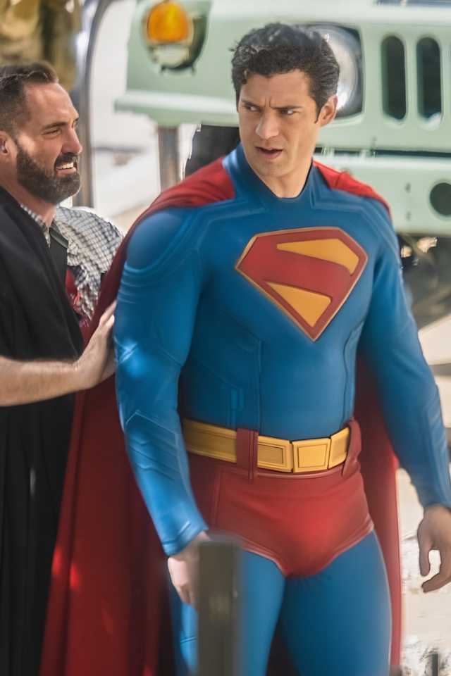 foto behind the scene film Superman menunjukkan David Corenswet sebagai sang superhero