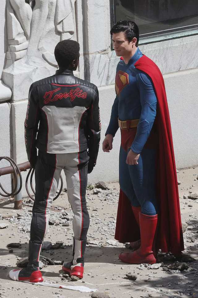 foto Edi Gathegi dan David Corenswet di film Superman