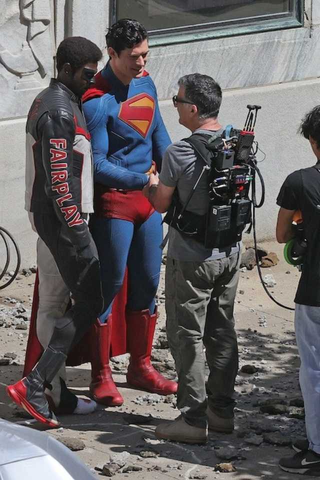 foto Edi Gathegi dan David Corenswet di film Superman