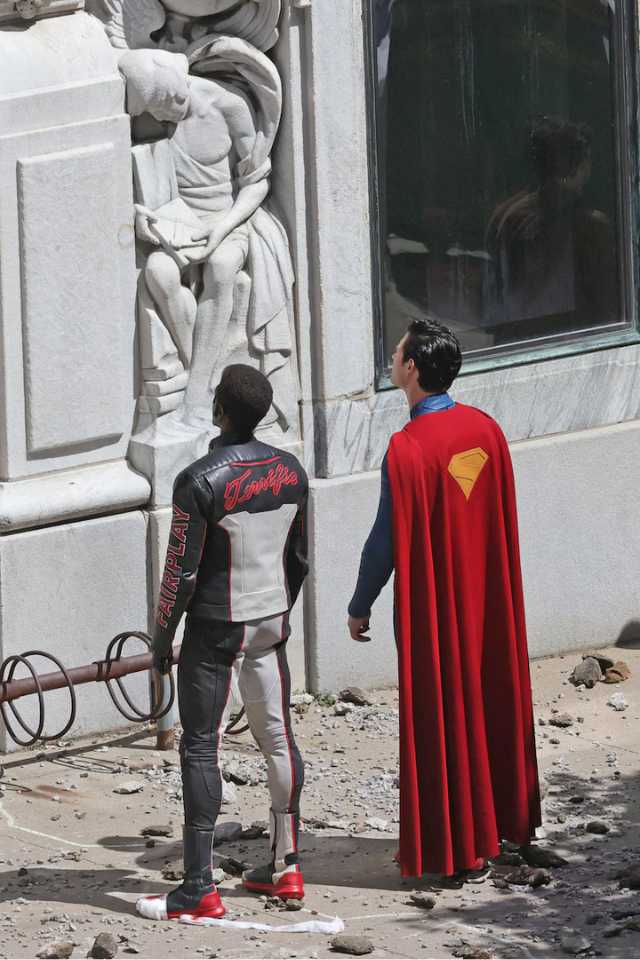 foto Edi Gathegi dan David Corenswet di film Superman